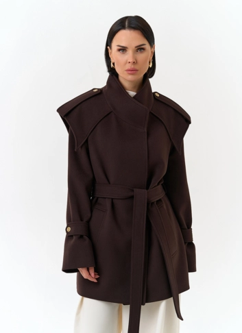 Женское укороченное пальто с акцентными плечами фото