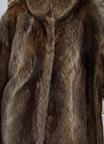 Шуба из меха канадского енота