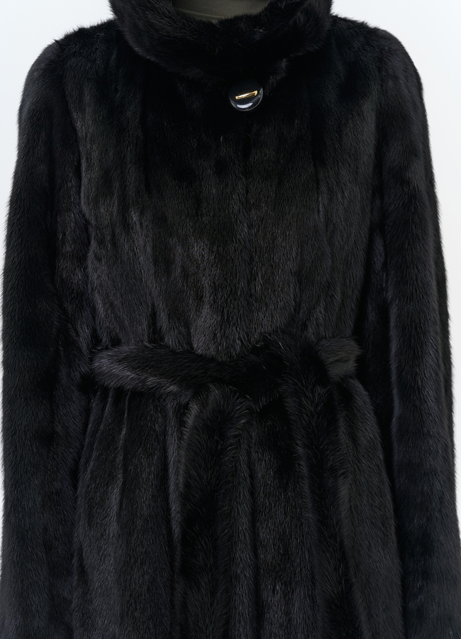 Шуба из норки черного цвета с капюшоном  модель № 26287 универмаг малина