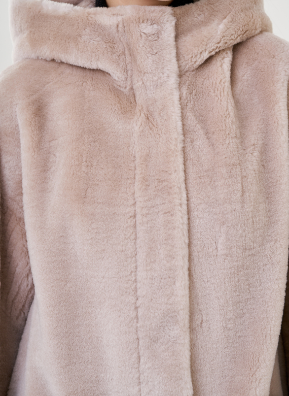 Длинное пальто из эко меха