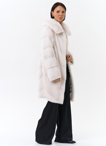 Светлая норковая шуба с капюшоном