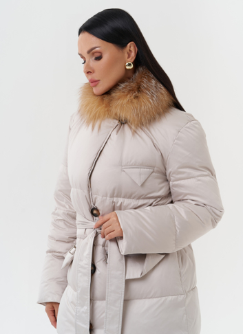 Женский пуховик с отделкой из меха лисы