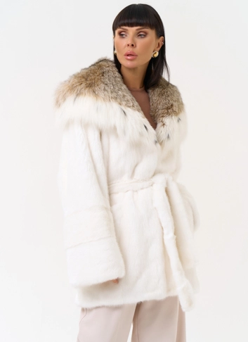 Женская шуба из меха норки с капюшоном из меха рыси фото