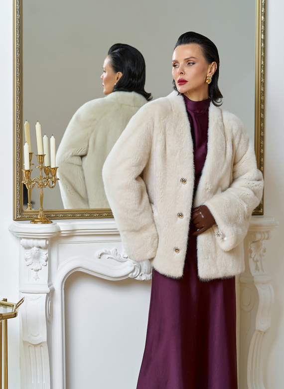 Укороченная шуба из меха норки с акцентными пуговицами