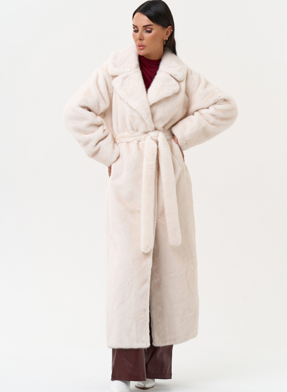 Женское пальто из эко меха молочного цвета