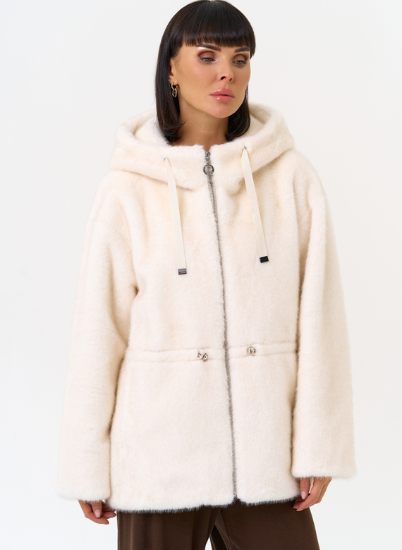 Женская светлая куртка из эко меха с капюшоном