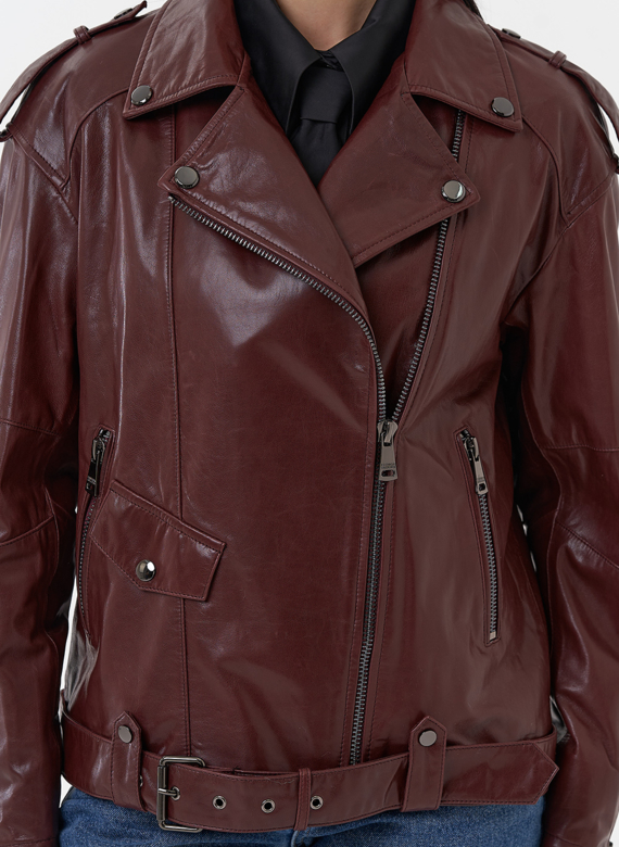 Женская косуха бордового цвета