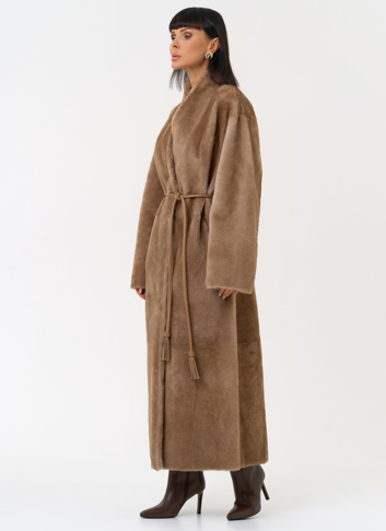 Двухсторонняя женская дубленка с декоративным поясом