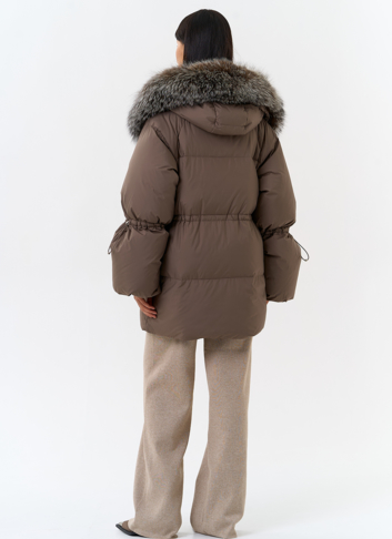 Женский пуховик с капюшоном из меха чернобурки