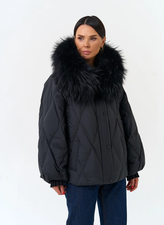 Женский пуховик с мехом енота на капюшоне фото